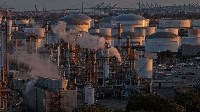 US-Iran Impasse Fuels Oil Price Surge to $105, Sparks Global Market Fears